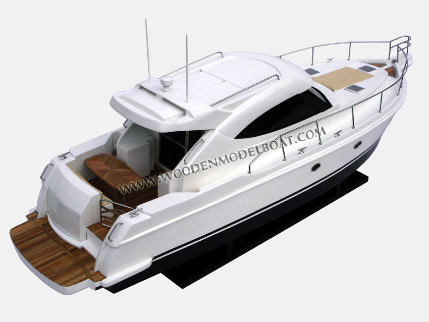 Wooden Model Yacht Boat Riviera 4700