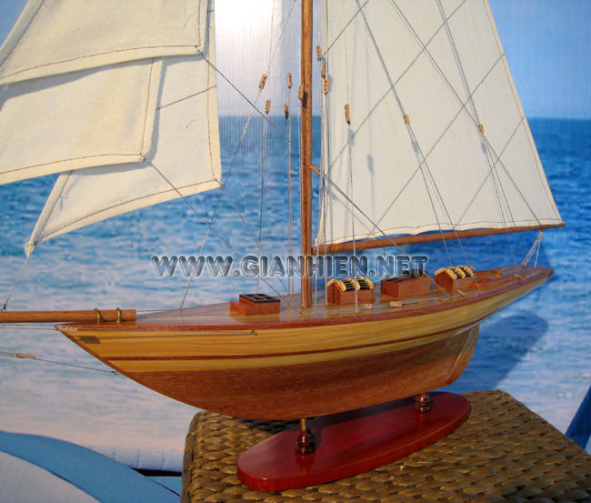 Yacht Avel wood bow view