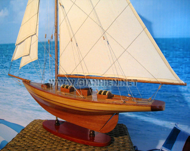 Yacht Avel wood stern view