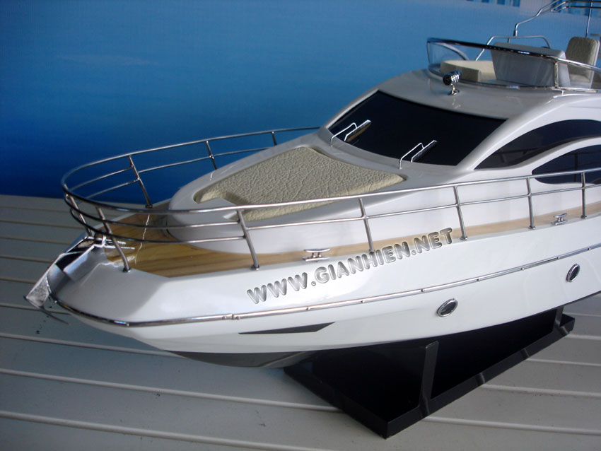 Wooden model yacht Azimut 40