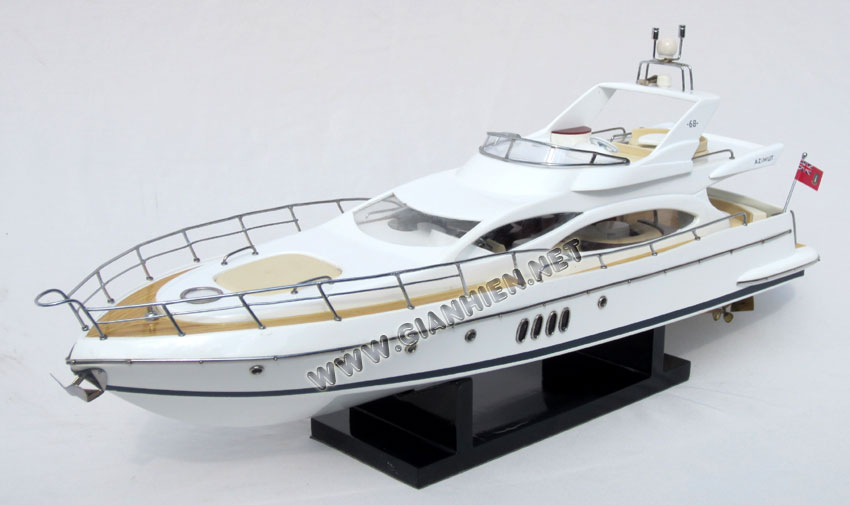 Azimut 68 model yacht