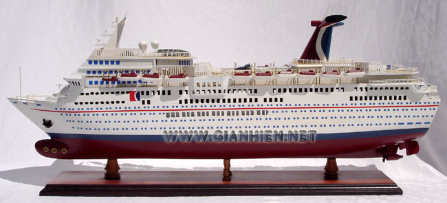 MODEL CRUISE SHIP CARNIVAL PARADISE READY FOR DISPLAY