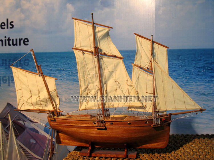 Model ship LE COUREUR ready for display