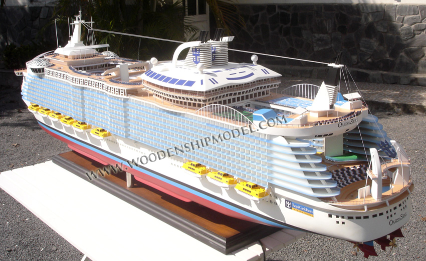 MS OASIS  OF THE SEAS ship model with lights