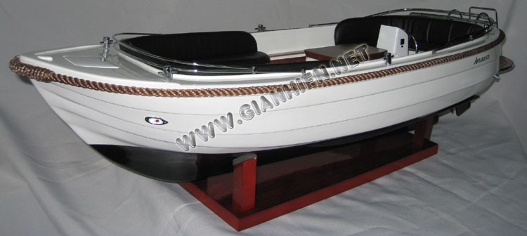 Antaris 570 boat