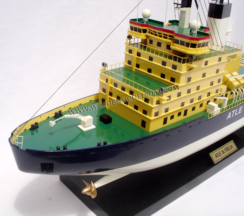 Model polar ship