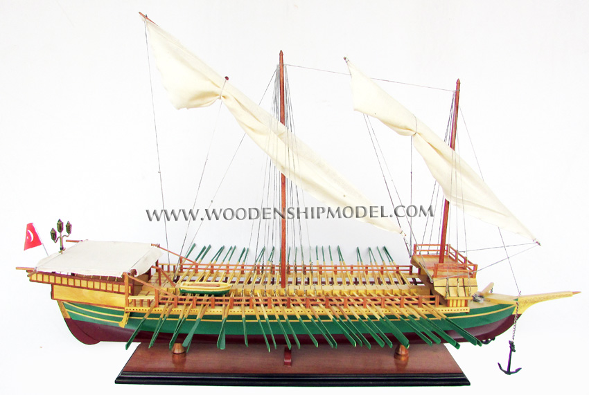 The flagship of Kemal Reis Contemporary miniature from the Ottoman period IN 1495. He was the flagship the most famous of the Ottoman Navy and participated in almost every Kemal Reis commitments, including Ottoman-Venetian War 1499-1503. This ship and participated in the Battle of the Aegean Sea, the Battle of Zonchio and Modon, raiding looting of the Ionian coast. This ship was about 50 meters was equipped with 26 basils, 6 and 26 culverins scree. He carried a crew of about 300, plus 768 rowers (slaves) spread over 64 oars and 200 soldiers, musketeers for most.