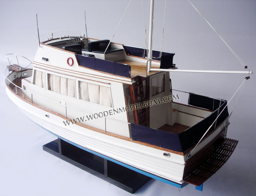 Handcrafted model boat Grand Bank 32
