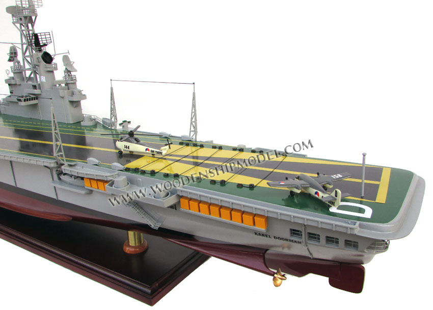 Karel Doorman Aircraft Carrier Model Ready for display - Karel Doorman Vliegdekschip model klaar voor vertoning