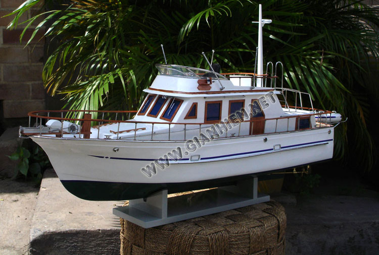 Reinee Roo model ship