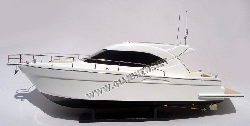Model Yacht Riviera 3600