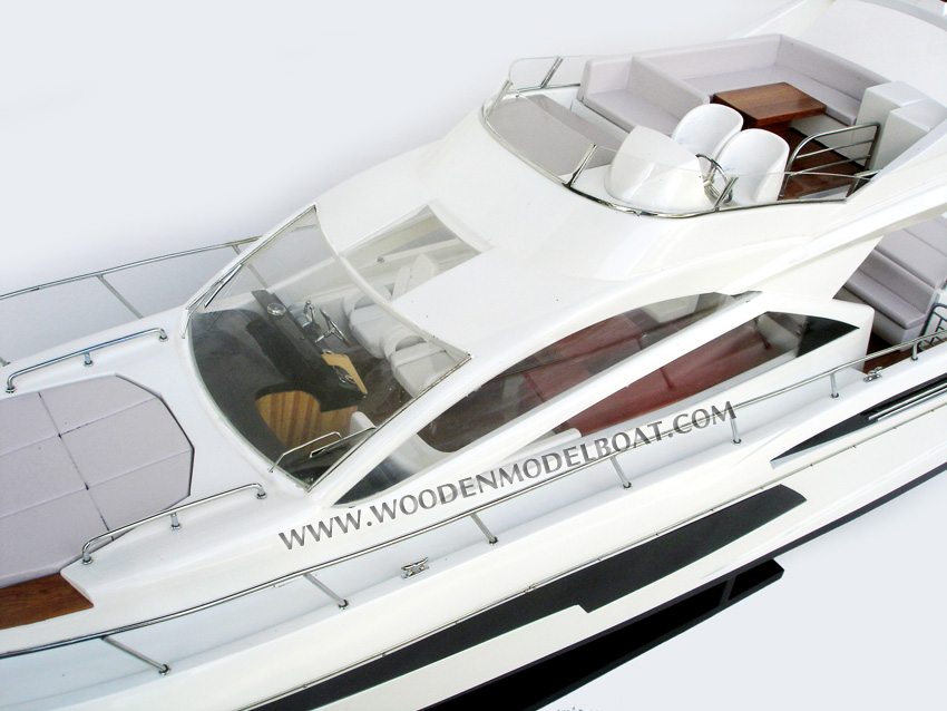 Model Yacht Sunseeker 68 Cabin