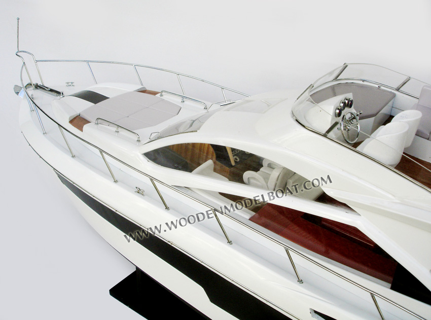 Model Yacht Sunseeker 68 Flybridge