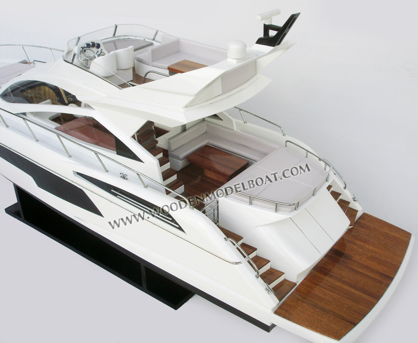 Model Yacht Sunseeker 68 Stern
