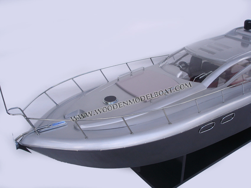 Model Yacht Sunseeker Predator 64 Bow