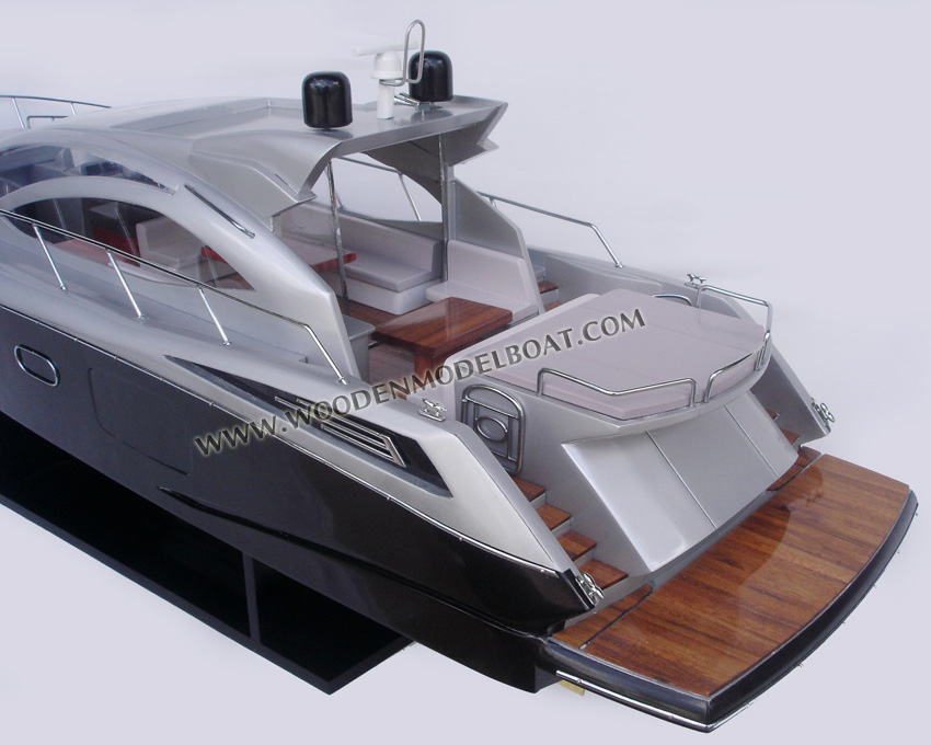 Model Yacht Sunseeker Predator 64 Stern
