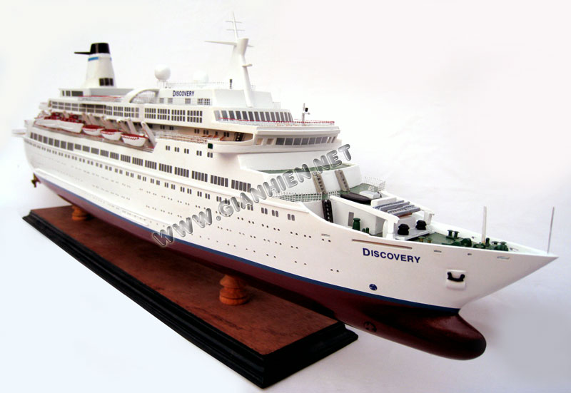 MV Discovery Model Ship bow view