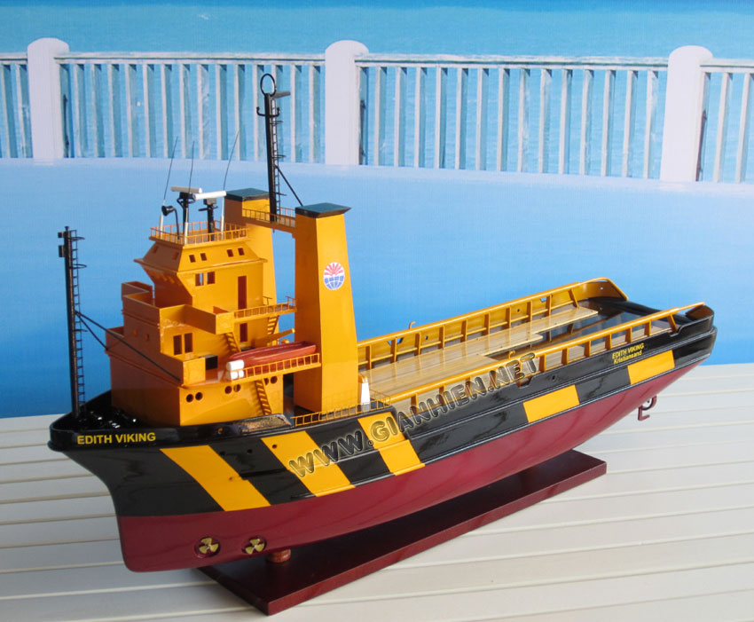 Edith Viking Tug Boat - Work Boat from bow