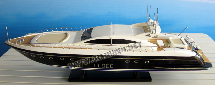 Model Yacht Mangusta 108 Black Hull