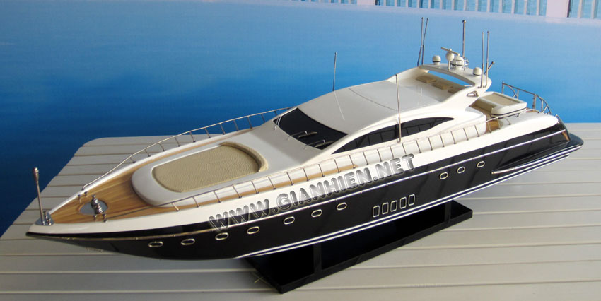 Wooden Model Yacht Mangusta 108 Black Hull