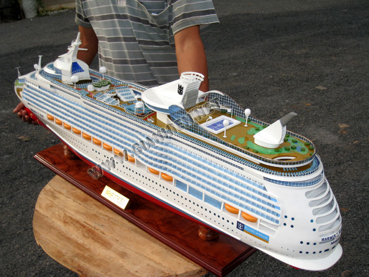 Mariner of the Seas model from stern