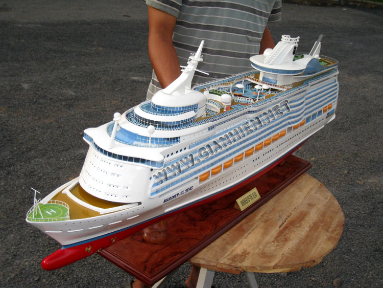 Mariner of the Seas model from bow