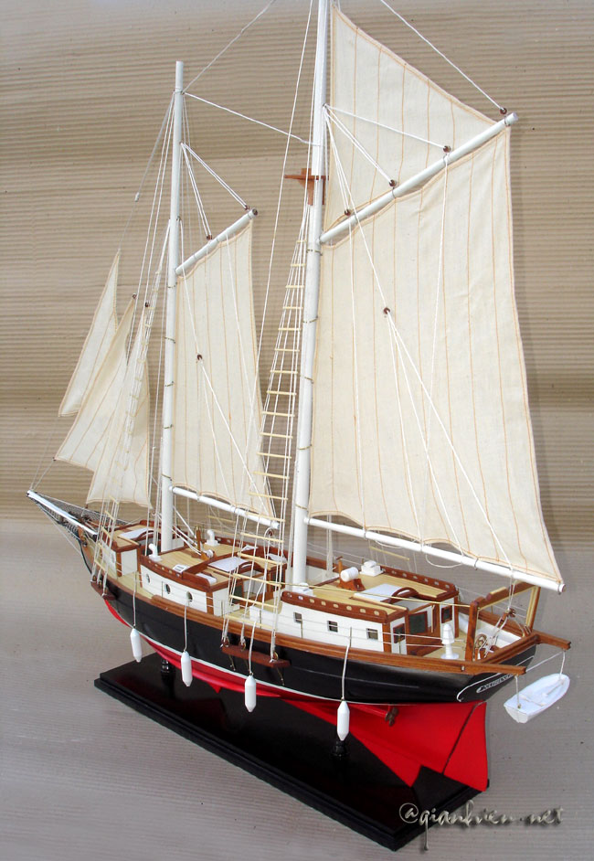 NATHANAEL MODEL YACHT BOAT READY FOR DISPLAY