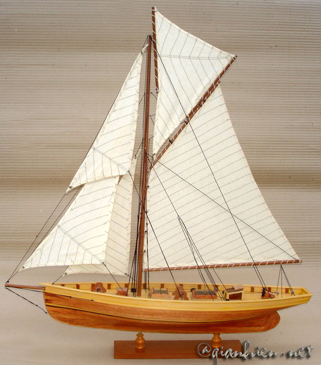 Puritan - 1885 America's Cup defender Model Yacht