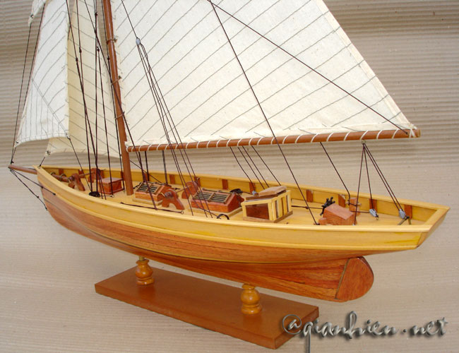 Puritan - 1885 America's Cup defender Model Yacht - from Stern