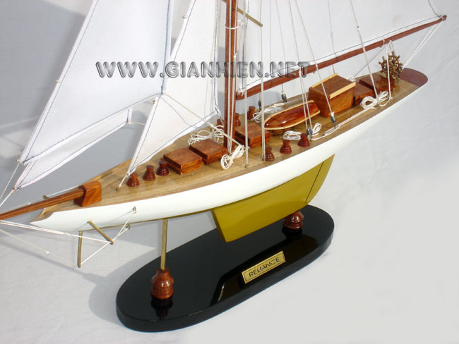 RELIANCE MODEL YACHT FROM BOW - AMERICA CUP 1903