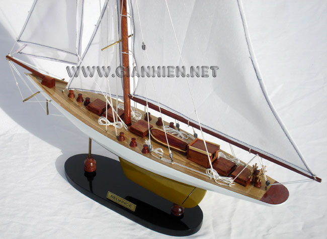 RELIANCE MODEL YACHT FROM STERN - AMERICA CUP 1903