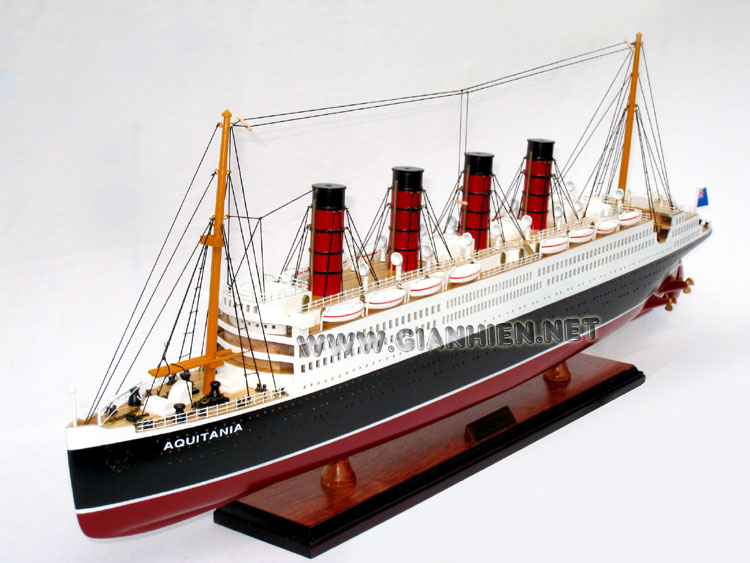 RMS Aquitania bow