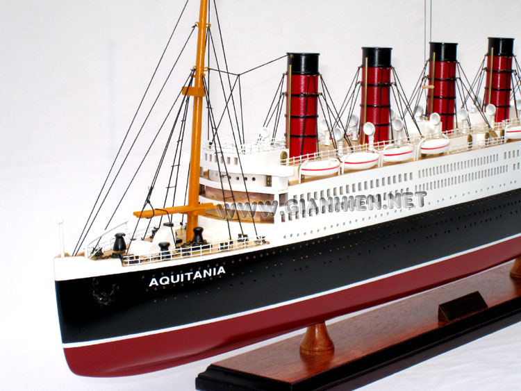 RMS Aquitania fore bow