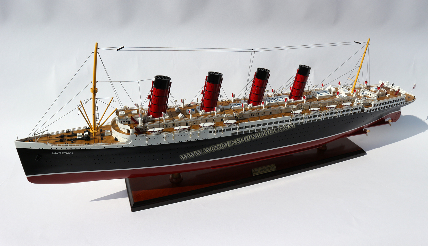 RMS Mauretania bow