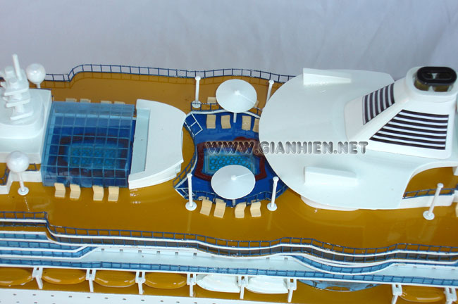 MODEL SERENADE OF THE SEAS  MIDDLE DECK VIEW