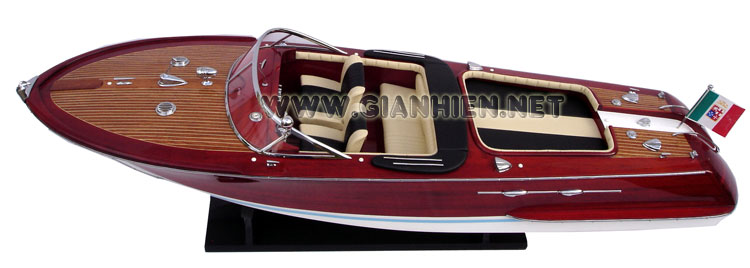 Model Riva Aquarama Special with full deck view