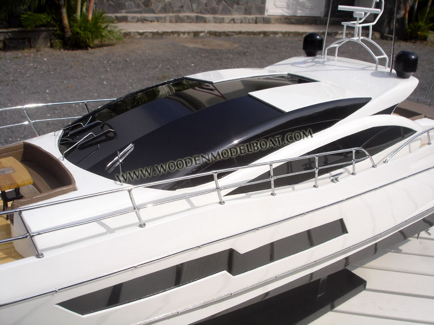 Yacht model Sunseeker Predator 80