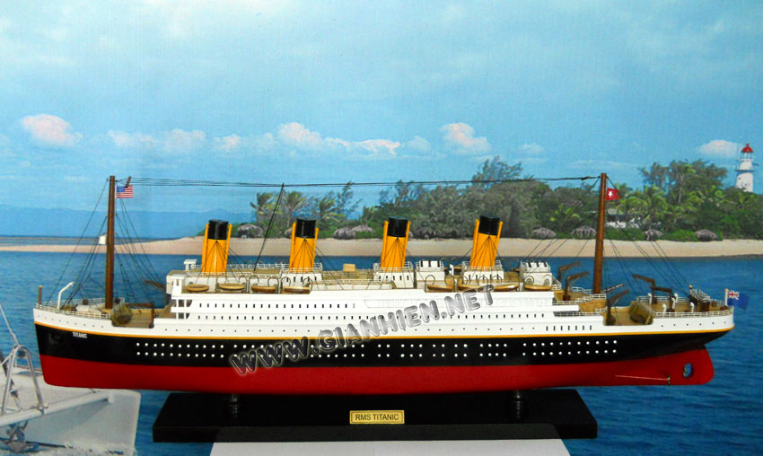 RMS TITANIC MODEL HAND-CRAFTED READY FOR DISPLAY