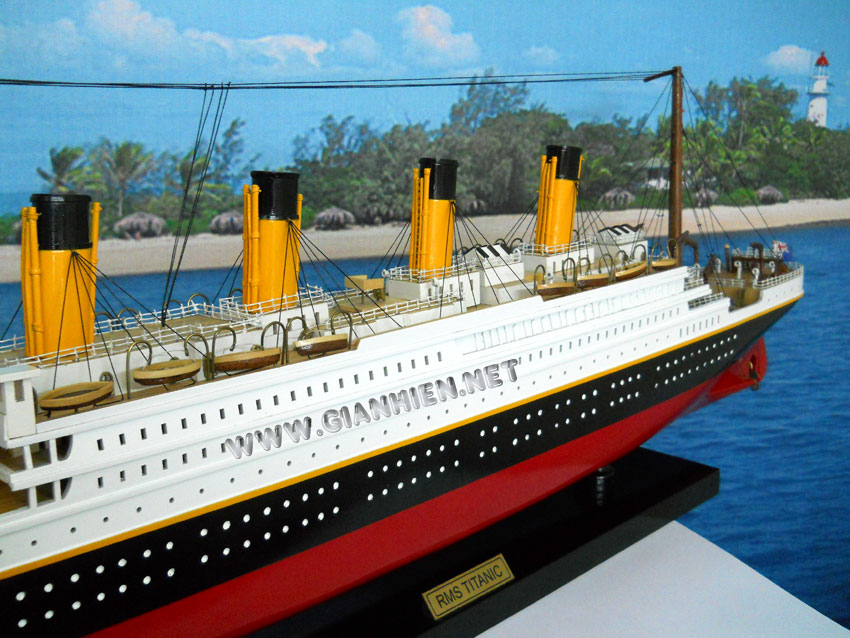 RMS TITANIC HAND- CRAFTED MODEL SHIP