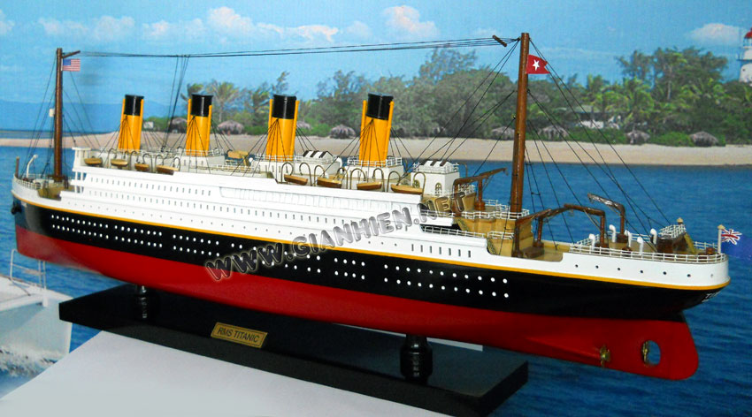 TITANIC MODEL SHIP