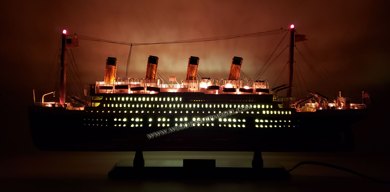 Model RMS TITANIC with lights