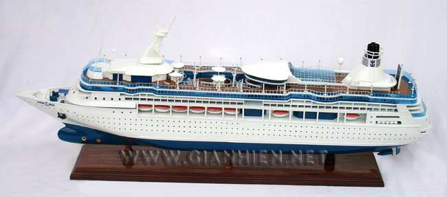 MODEL VISION OF THE SEAS READY FOR DISPLAY