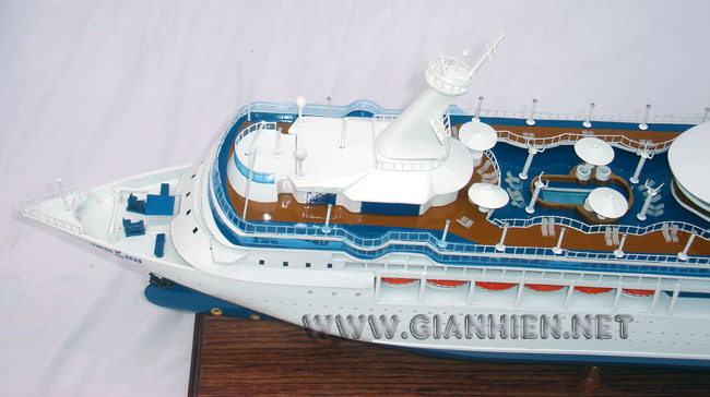 MODEL VISION OF THE SEAS FRONT DECK