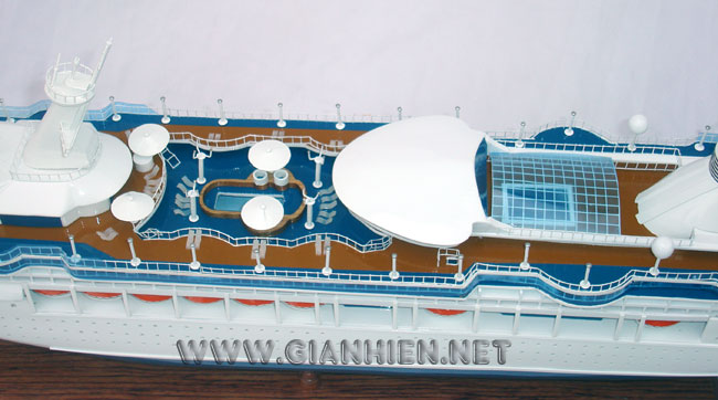MODEL VISION OF THE SEAS MID DECK