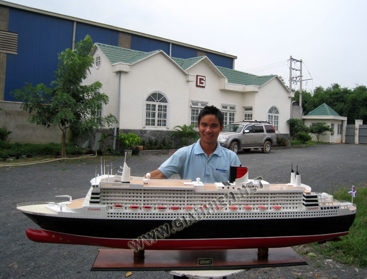 Model Ship Queen Mary 2 with hull 200cm long