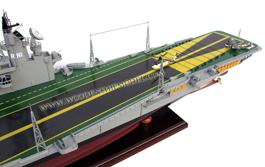 Karel Doorman Aircraft Carrier Model Ready for display - Karel Doorman Vliegdekschip model klaar voor vertoning