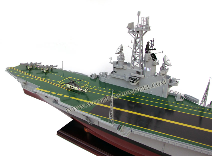 Karel Doorman Aircraft Carrier Model Ready for display - Karel Doorman Vliegdekschip model klaar voor vertoning