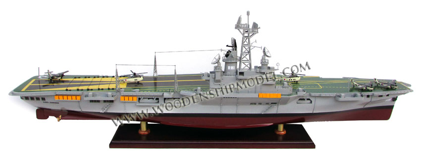 Karel Doorman Aircraft Carrier Model Ready for display - Karel Doorman Vliegdekschip model klaar voor vertoning