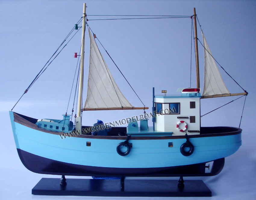 MODEL VINTAGE FISHING BOAT