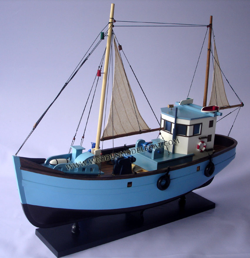 MODEL VINTAGE FISHING BOAT